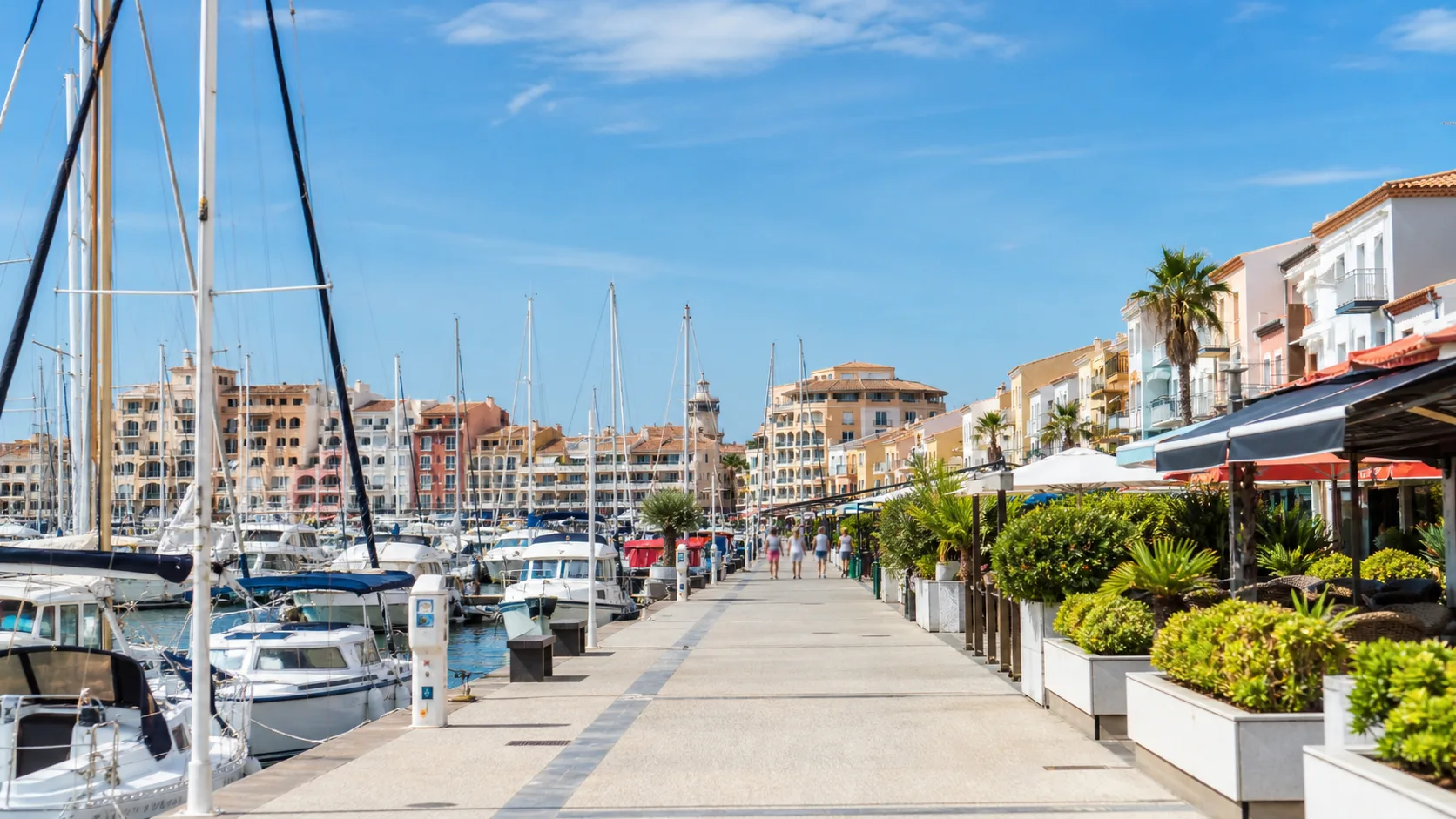 Marina e estrutura turística em estilo mediterrâneo