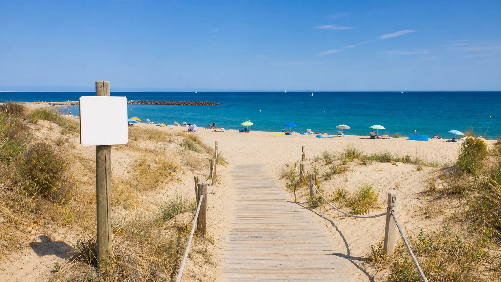 Acesso a praia naturista mediterrânea em imagem editorial sem nudez