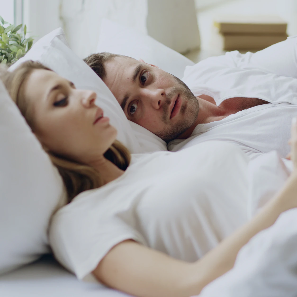 Casal adulto em conversa íntima sobre limites, segurança emocional e consentimento