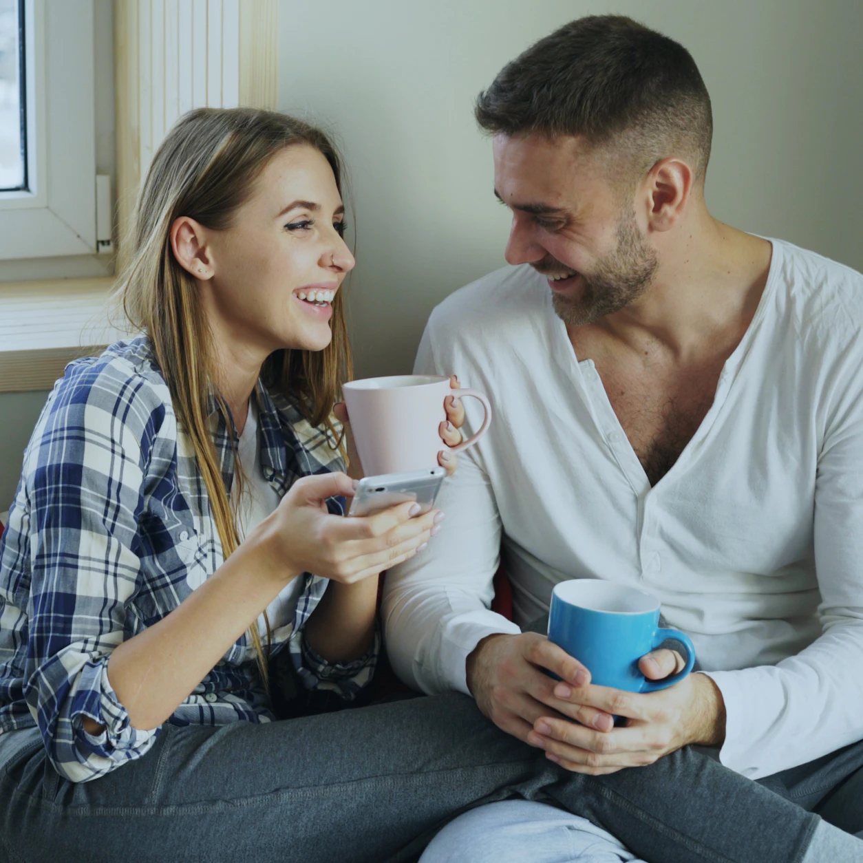Casal adulto conversando de forma leve em ambiente íntimo e discreto