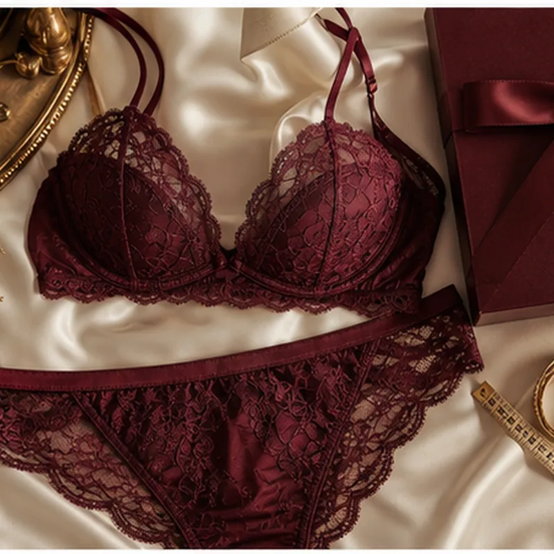 Flat lay editorial abstrato com lingerie confortável, tecido macio e fita métrica