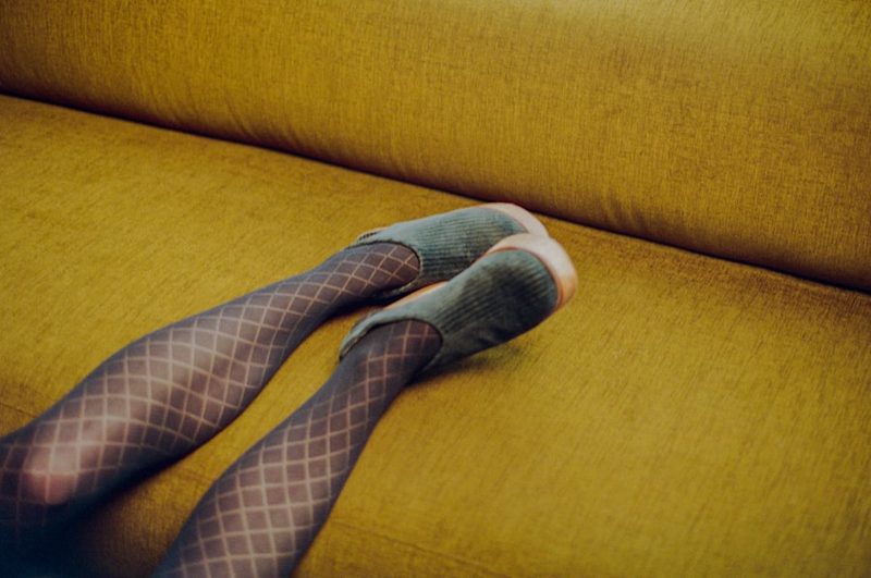 Mulher usando meia-calça — guia completo de tipos e combinações