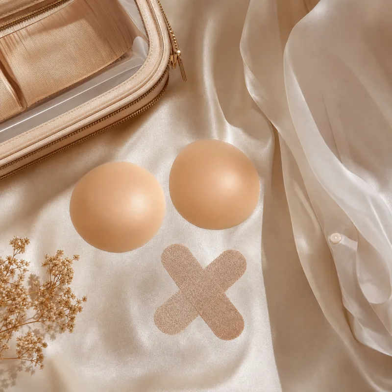 Tapa mamilos e acessórios adesivos sobre tecido acetinado para comparar soluções discretas de lingerie
