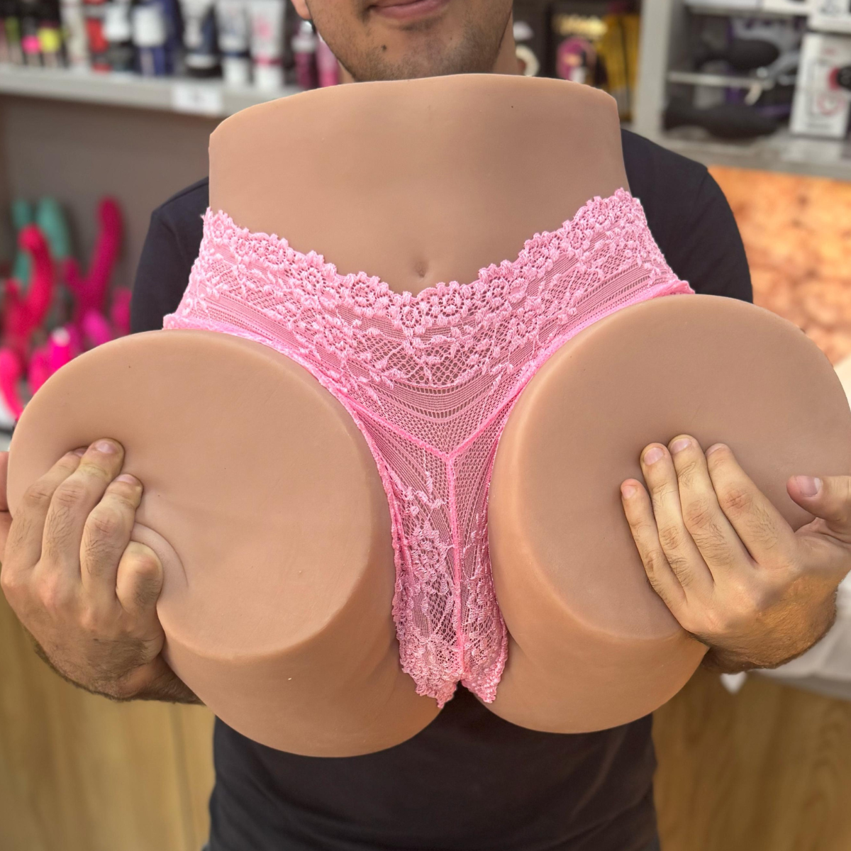 Masturbador Bumbum Gigante CyberSkin morena 24kg — detalhe do quadril e canais penetáveis do produto Discretta