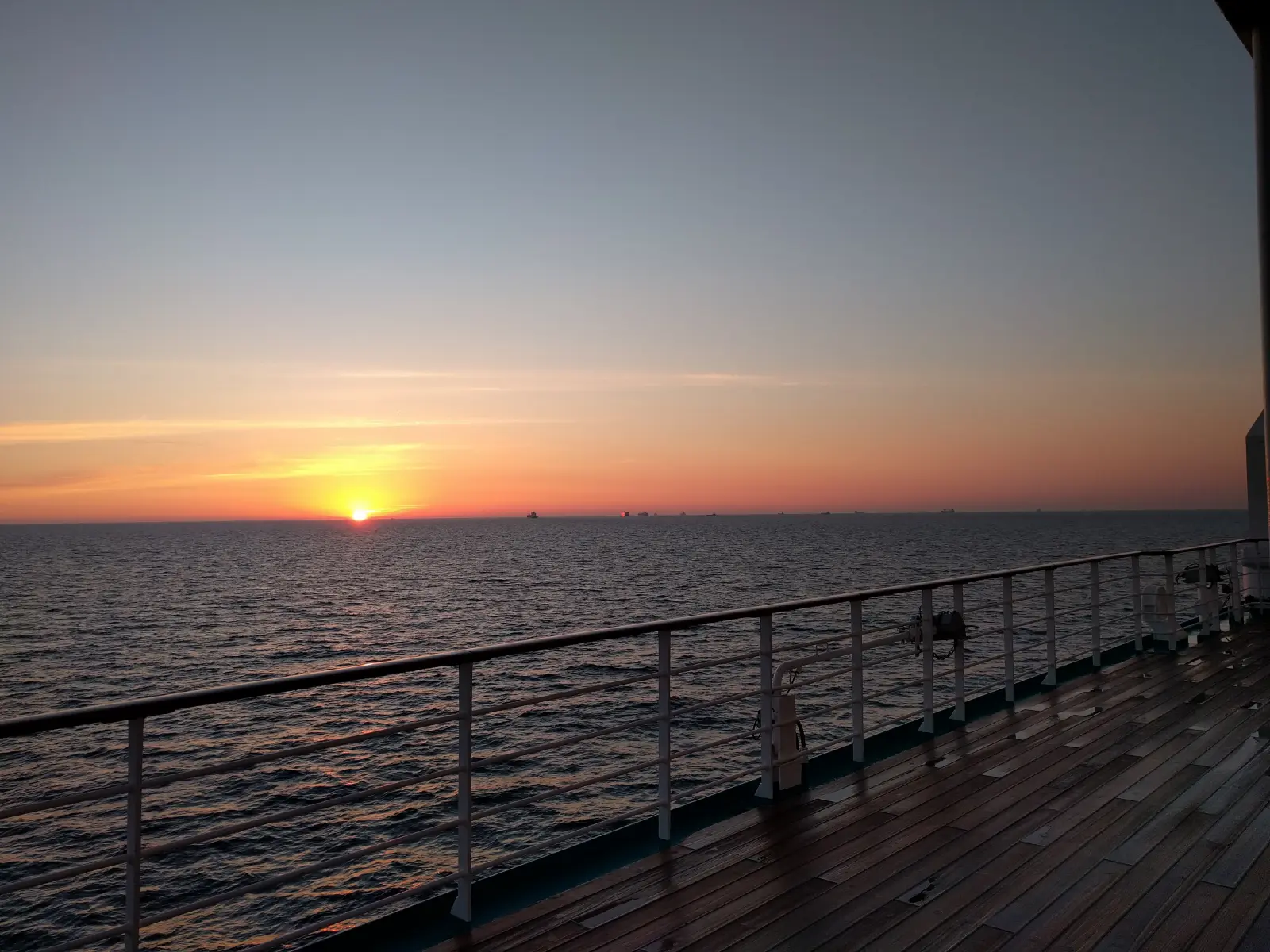 Convés de cruzeiro ao pôr do sol em imagem real para guia discreto de viagem liberal